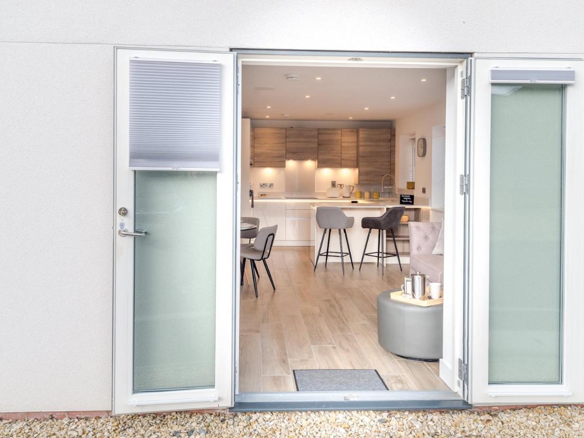 Pass The Keys Contemporary Apartment With Secure Parking Shrewsbury Exterior photo
