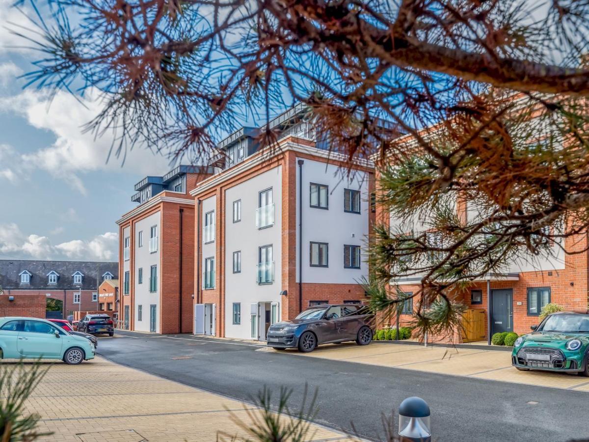 Pass The Keys Contemporary Apartment With Secure Parking Shrewsbury Exterior photo